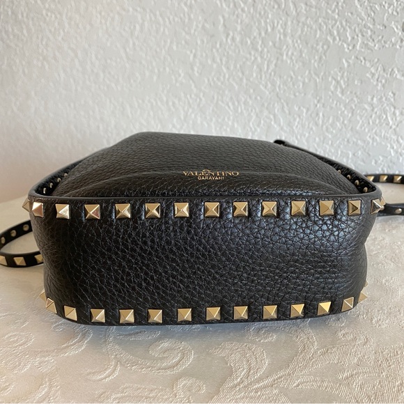 VALENTINO Rockstud Bucket crossbody Bag - Picture 8 of 14